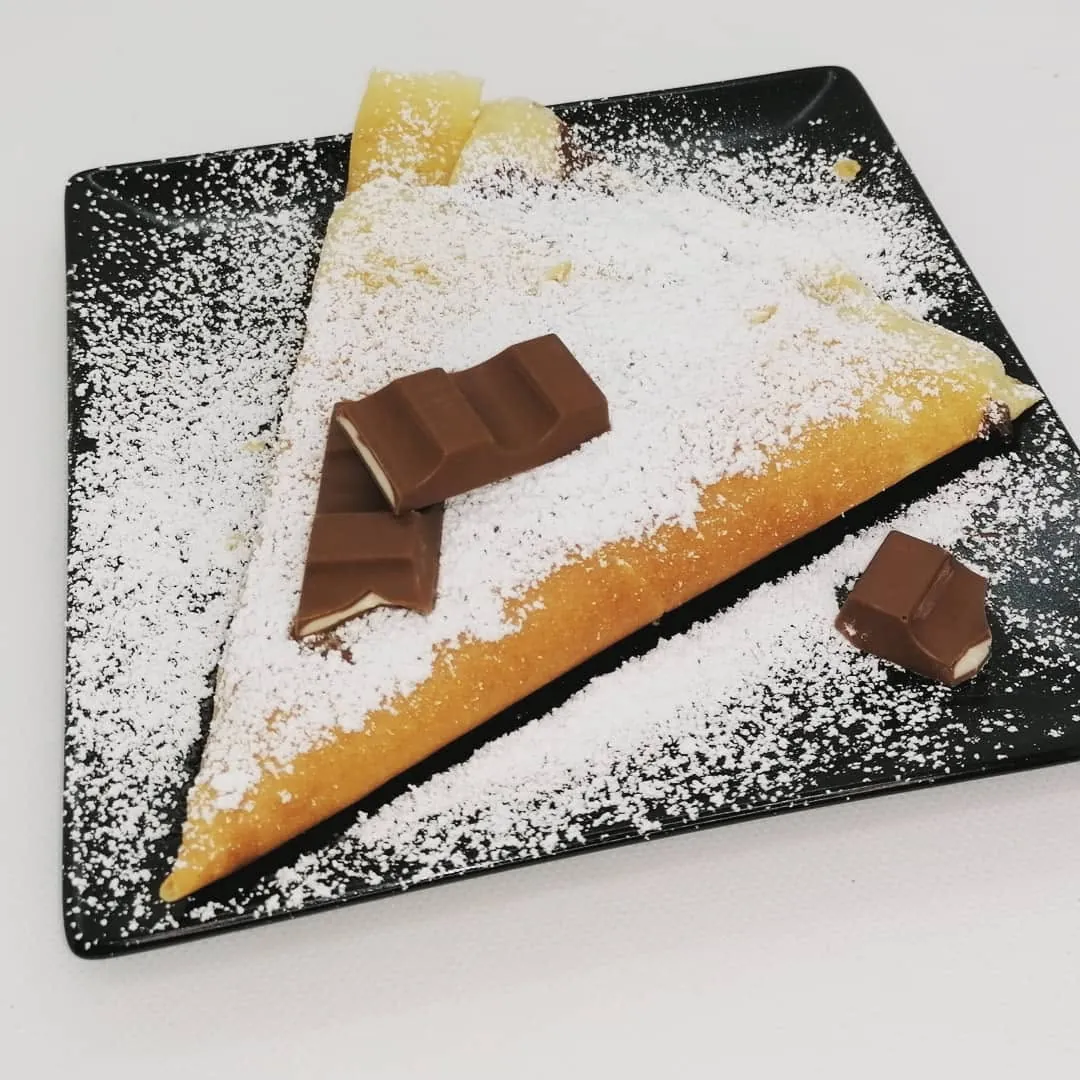 Crêpe servita con il cioccolato Kinder