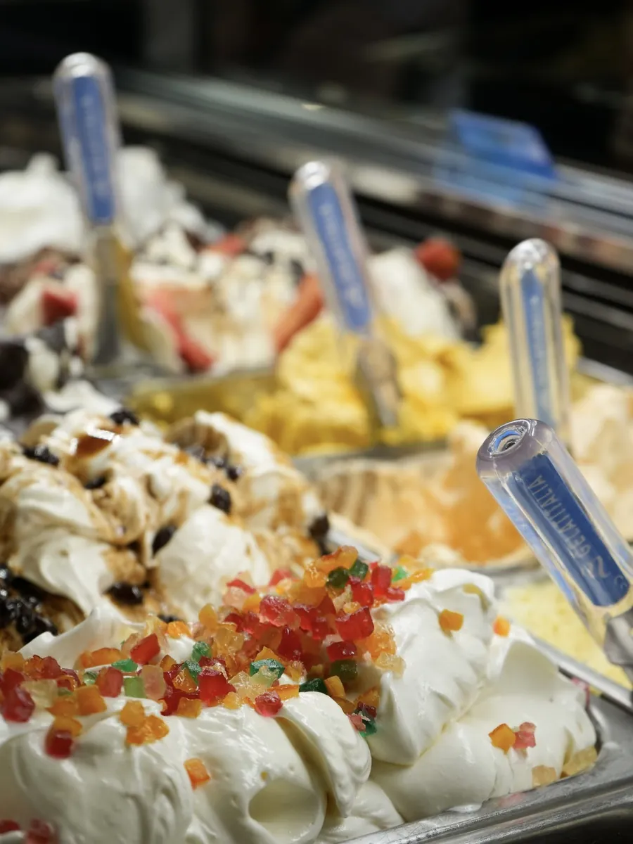 La vetrina del gelato, con le creme e la frutta candita