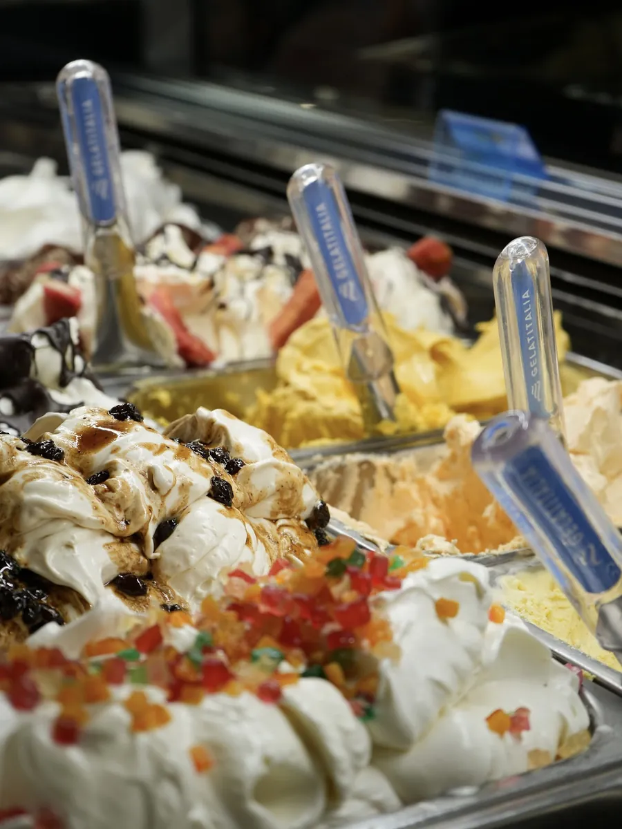 Cassata, crema e frutta candita in vetrina