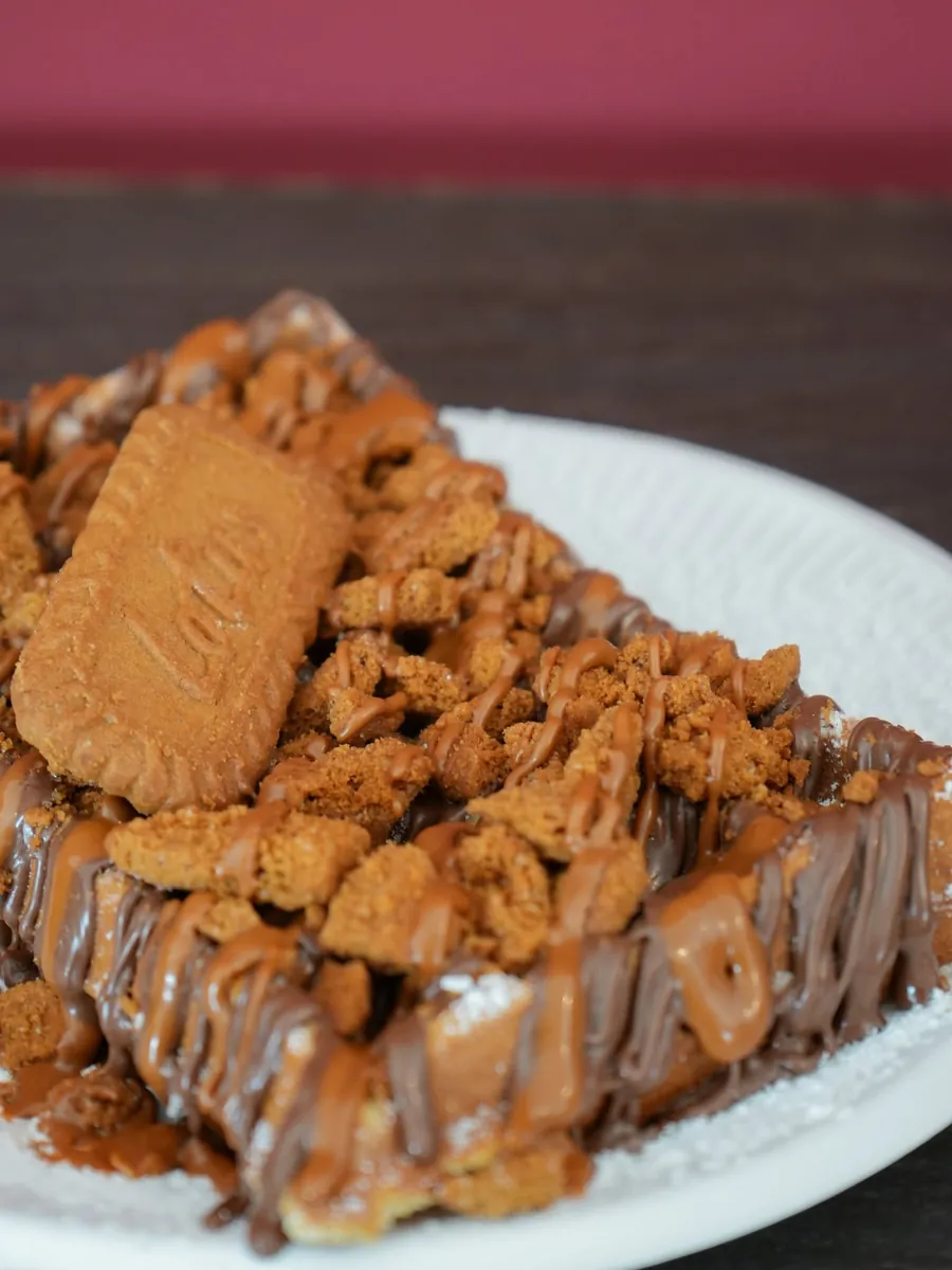 Waffle con crema e crumble di biscotti Lotus
